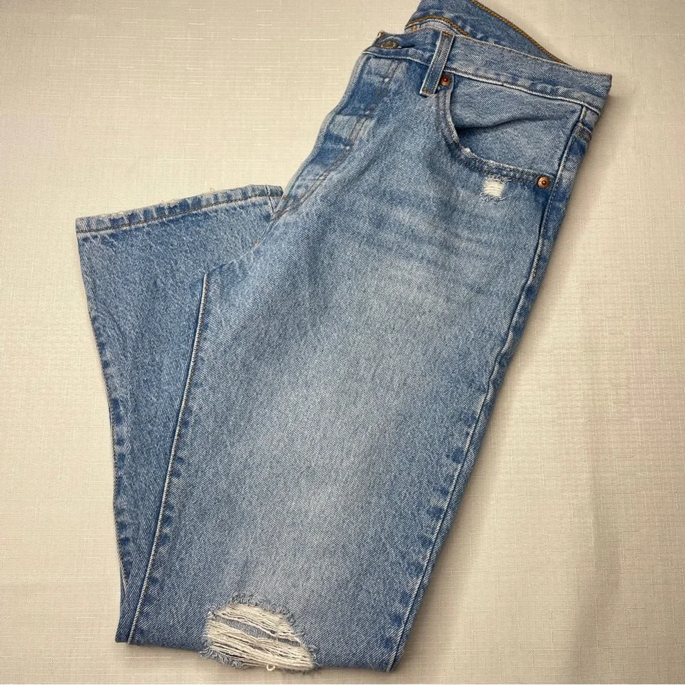 Levi's‎ womens button fly Light Blue Distressed Relaxed Jeans 28 x 26